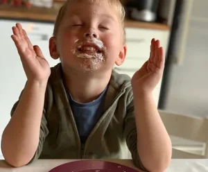 barn der spiser håndlavet flødebolle