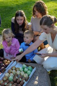 gæster samles om flødeboller til bryllup